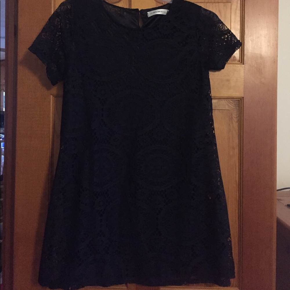 Black lace tunic/short dressfits Fits Like a Medium, not Like a Xx Large.